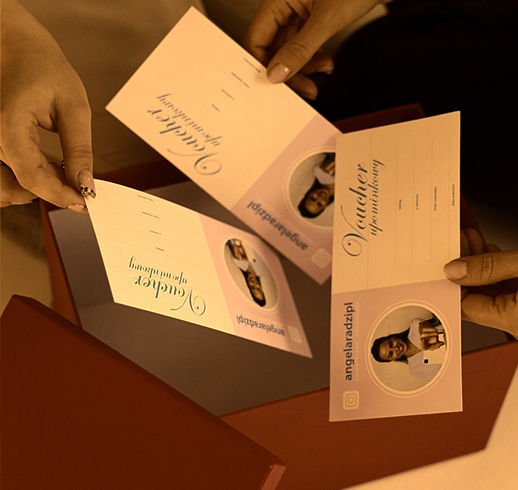 Osoby trzymające elegancko zaprojektowane zaproszenia z logo kliniki kosmetologicznej i zdjęciem.