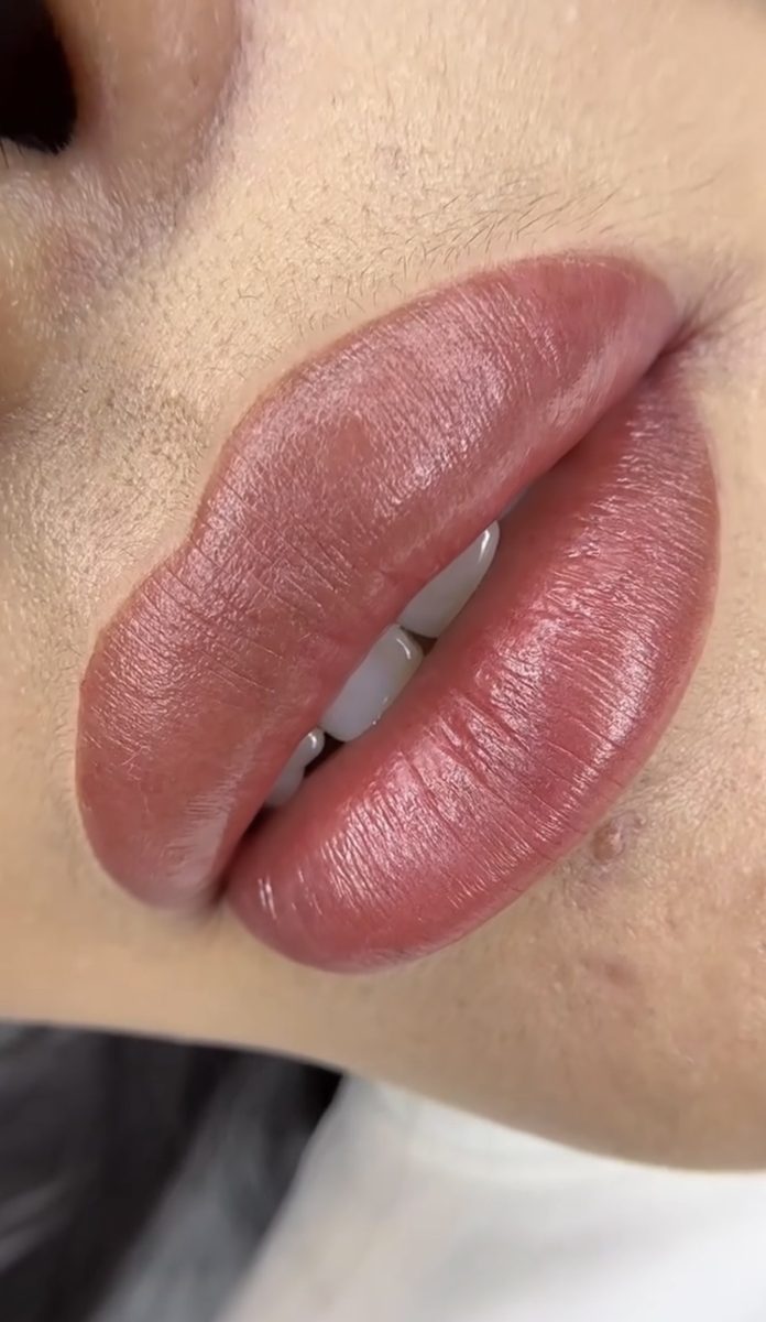Pigmentacja ust w odcieniu nude — subtelny kontur